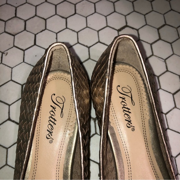 Trotters gold metallic valley flat narrow shoe—gold basket weave exterior w/ bow - Picture 3 of 4